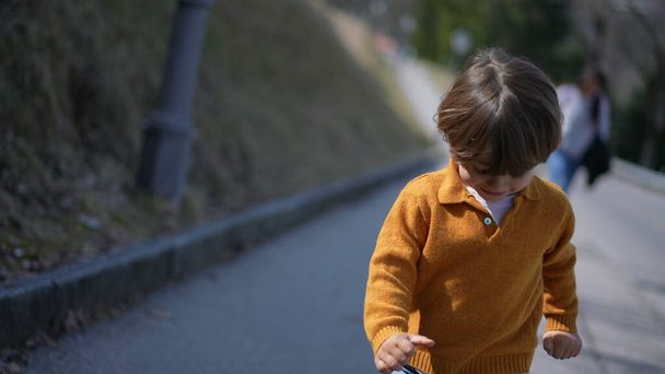 Вид спереду радісної дитини, що біжить вперед до камери - Фото, зображення