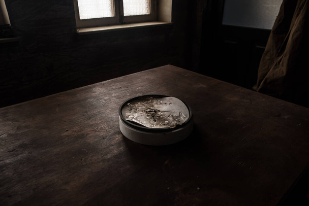 Stary i vintage pusty zegar tarcza bez strony na starym drewnianym stole. Zdjęcia studyjne - Zdjęcie, obraz
