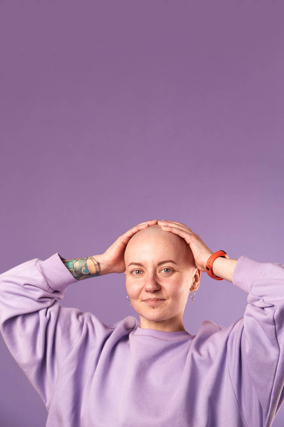 Mladá žena trpící rakovinou se usměje pozitivním pocitem na budoucí uzdravení. Millennial fena s vyholenou hlavou - Fotografie, Obrázek