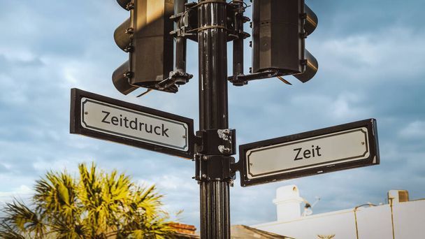 Obraz z drogowskazem wskazującym w dwóch różnych kierunkach po niemiecku. Jeden punkt w czasie, drugi w czasie.. - Zdjęcie, obraz