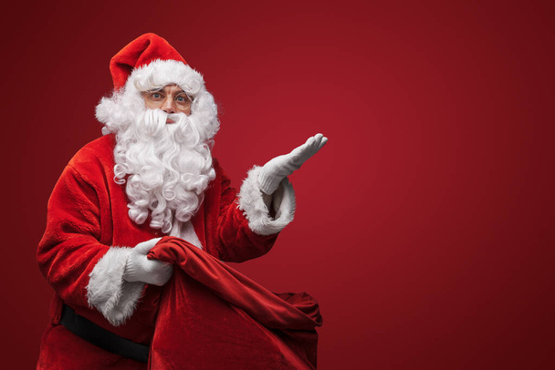 Santa Claus dělá pauzovací gesto, zastavuje slavnostní shon - Fotografie, Obrázek