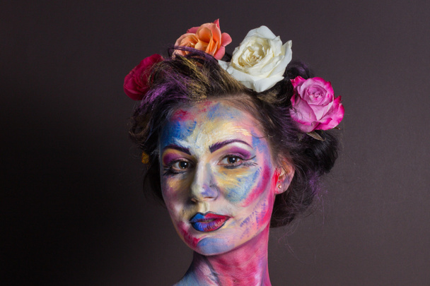 mujer con maquillaje colorido
 - Foto, imagen