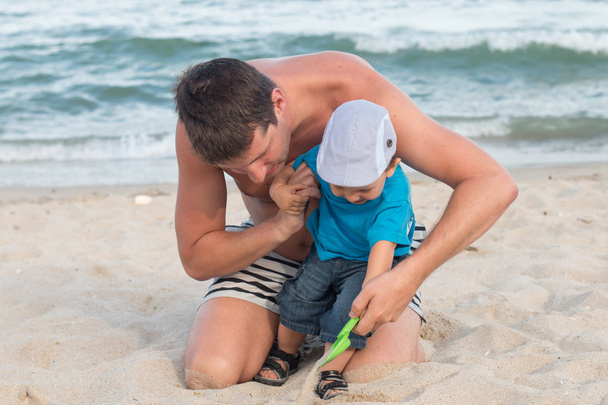 apa és fia a strandon - Fotó, kép