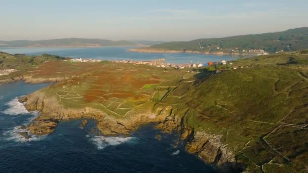 Légi kilátás szikla kerítés a hegyen dombok kilátással a Laxe Town és Beach Spanyolországban. - Felvétel, videó