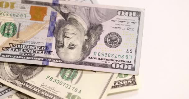 Cem notas de dólar colocadas uma a uma na mesa. Aumento dos lucros no conceito de negócio - Filmagem, Vídeo