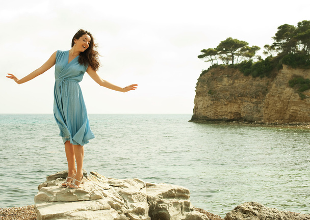 Young happy woman posing near sea - Foto, Imagem