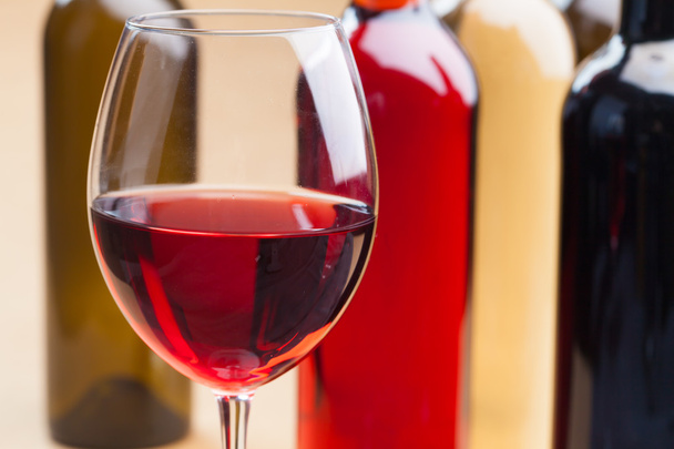 Şarap şişeleri ve cam set - Fotoğraf, Görsel