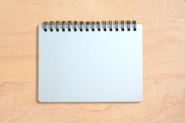 біла сторінка ноутбука на текстурі дерева
  - Фото, зображення
