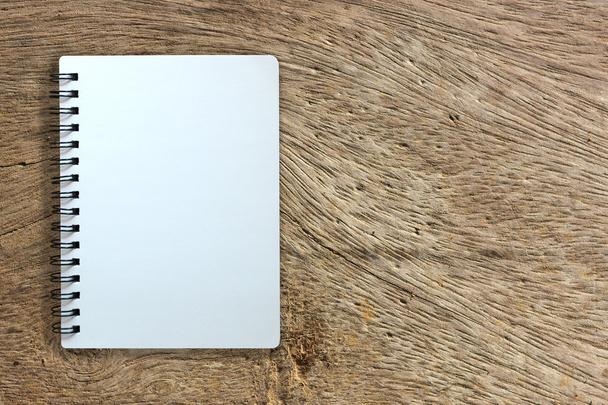 página branca do notebook sobre textura de madeira
  - Foto, Imagem