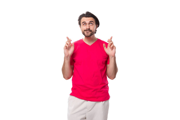 νεαρός μελαχρινός διαφημιστής ντυμένος με κόκκινο μπλουζάκι με μακιγιέζ. - Φωτογραφία, εικόνα