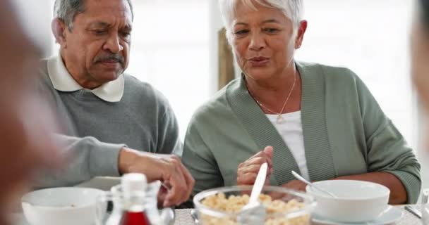 Snídaně, müsli a ráno se starým párem u stolu na jídlo, vděčnost a wellness. Láska, podpora a pozdní snídaně se staršími muži a ženami jíst v jídelně doma pro výživu a zdraví. - Záběry, video