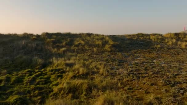 Grasbewachsene Sanddünen enthüllten den malerischen Strand von Laxe, A Corua, Galicien, Spanien. Drohnenschuss aus der Luft - Filmmaterial, Video