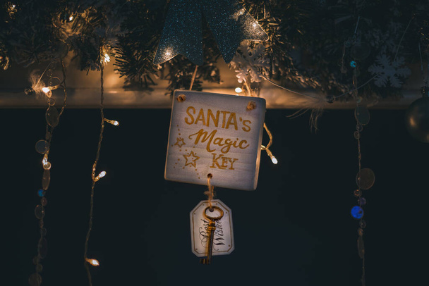 Kerstdecor, stilleven en decoratiePrachtig stilleven van kerstsfeer en huisdecor met veel details, in een warm en zacht licht met een rijke bokeh op de achtergrond. - Foto, afbeelding