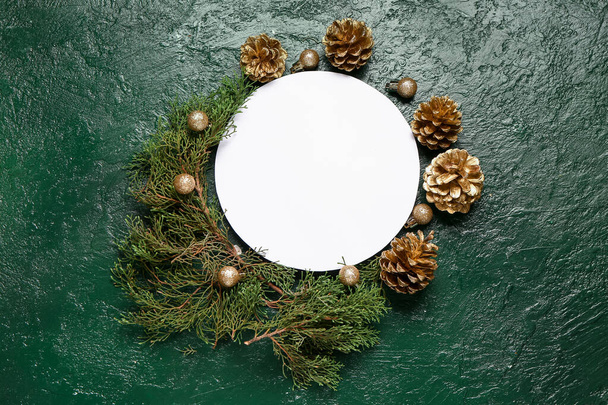 Tarjeta en blanco con conos de pino, ramas y bolas sobre fondo grunge verde - Foto, imagen