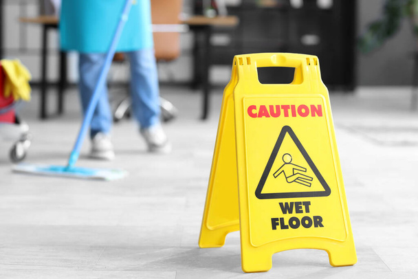Señal de precaución en el piso en la oficina, primer plano - Foto, Imagen