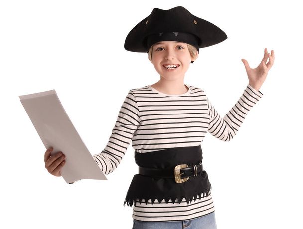 Mały aktor przebrany za pirata ze scenariuszem filmowym na białym tle - Zdjęcie, obraz