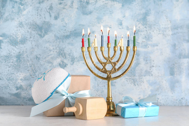Composizione Hanukkah con biglietto di auguri e decorazioni tradizionali su sfondo blu grunge - Foto, immagini