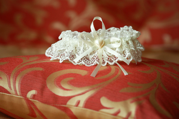 Wedding garter on the pillow - Foto, imagen