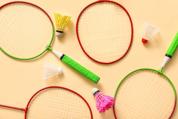 Samenstelling met verschillende badminton rackets en shuttlecocks op kleur achtergrond - Foto, afbeelding