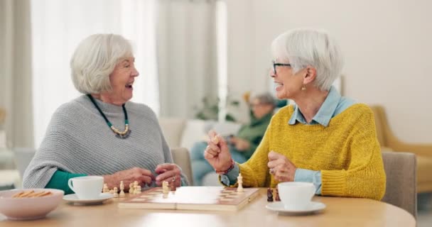 Starsza kobieta, przyjaciele i przybij piątkę na mecz szachowy, mecz lub wspólne wygrywanie na stole w domu. Szczęśliwy starszych kobiet w świętowaniu, gry planszowe strategii dla zwycięstwa lub szach mat na emeryturze. - Materiał filmowy, wideo