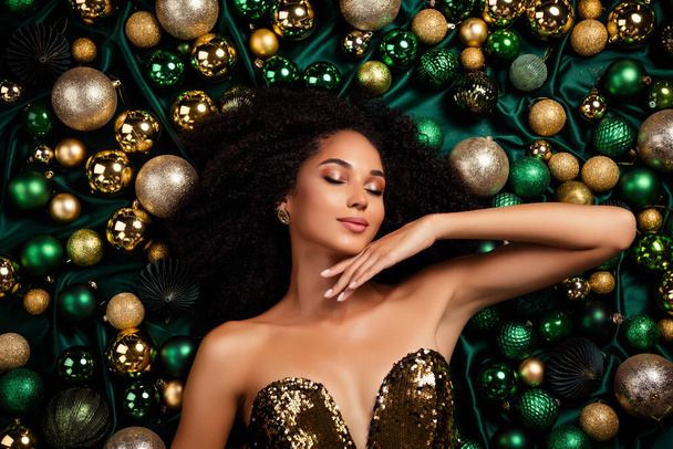 Portrait d'adorable belle dame sensuelle posée sur l'arbre de Noël boules luxe fond émeraude texture soyeuse. - Photo, image