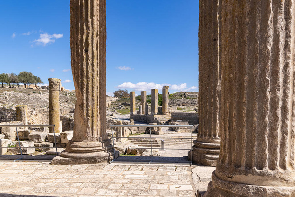 Dougga, Beja, Túnez. Columnas en las ruinas romanas de Dougga. - Foto, imagen