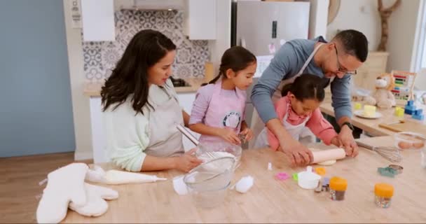 Ευτυχείς γονείς διδάσκουν τα παιδιά ψήσιμο ως φροντίδα σε μια κουζίνα σπίτι μετρητή μαζί για να προετοιμάσει επιδόρπιο ως δεξιότητα. Ανάπτυξη, μητέρα και πατέρας βοηθώντας τα παιδιά να μάθουν μια συνταγή μπισκότων ή τροφίμων. - Πλάνα, βίντεο