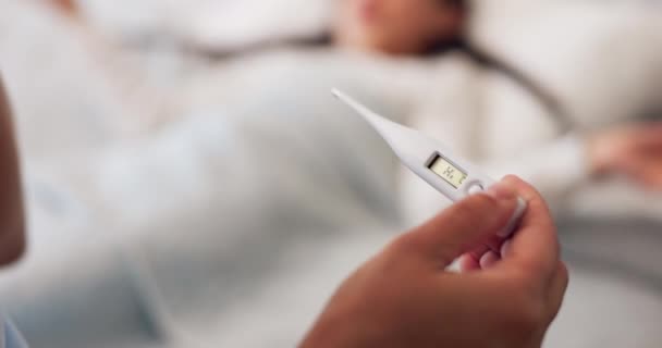 Γονέας, χέρια και θερμόμετρο του άρρωστου παιδιού στο κρεβάτι με πυρετό, θερμοκρασία ή γρίπη στο σπίτι. Κλείσιμο της παρακολούθησης του παιδιού που βρίσκεται στο υπνοδωμάτιο για τον ιό, τη φροντίδα ή τον έλεγχο υγείας κατά την ανάρρωση από ασθένεια. - Πλάνα, βίντεο