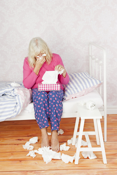 Depresif kadın yatakta oturuyordu - Fotoğraf, Görsel