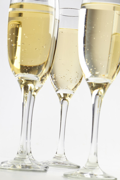 Verres à champagne sur blanc
 - Photo, image