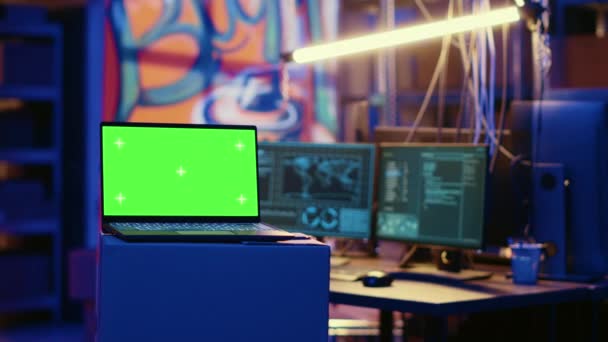 Isolierter Bildschirm-Laptop, der von Cyberkriminellen in verlassenen Lagern benutzt wird, um Codezeilen zu schreiben und Malware zu entwickeln, die an Sicherheitssystemen vorbeikommt. Mockup-Gerät von Schurken Programmierer in geheimen Bunker verwendet - Filmmaterial, Video