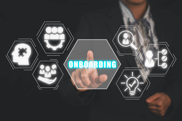 Onboarding-Konzept, Geschäftsmann berührt Onboarding-Symbol auf virtuellem Bildschirm. - Foto, Bild
