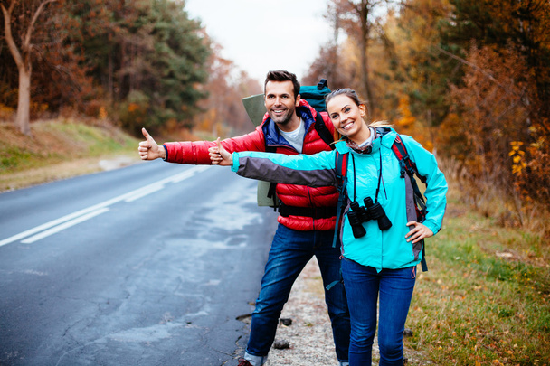 Couple of backpackers stopping car - Foto, Imagem