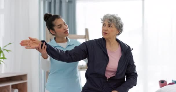 Fysiotherapie, arm en senior vrouw raadplegen fysiotherapeut voor letsel, gezondheidszorg en osteoporose. Chiropractor, stretcher of bejaarde met pijn, schouder en revalidatie met medisch probleem. - Video