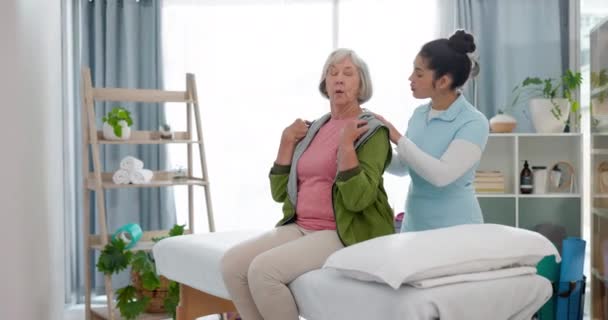 Fisioterapia, massaggio e la donna anziana consulenza fisioterapista per lesioni, benessere e osteoporosi. Chiropratico, spalle o anziano con dolore, servizio e riabilitazione con conversazione. - Filmati, video