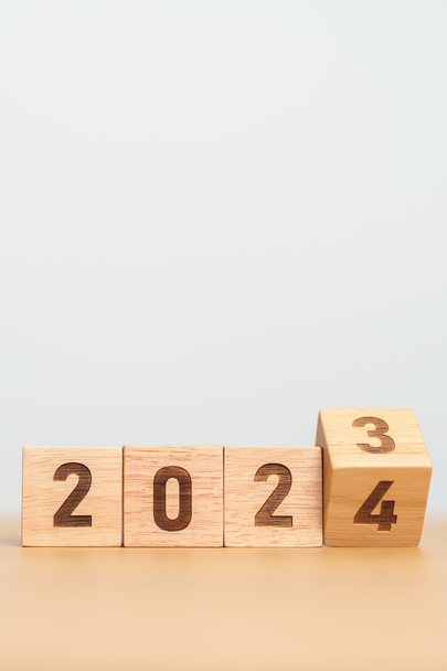 2023 Änderung zu 2024 Jahr Block auf dem Tisch. Ziel, Vorsatz, Strategie, Plan, Start, Budget, Mission, Aktion, Motivation und Neujahrskonzept - Foto, Bild