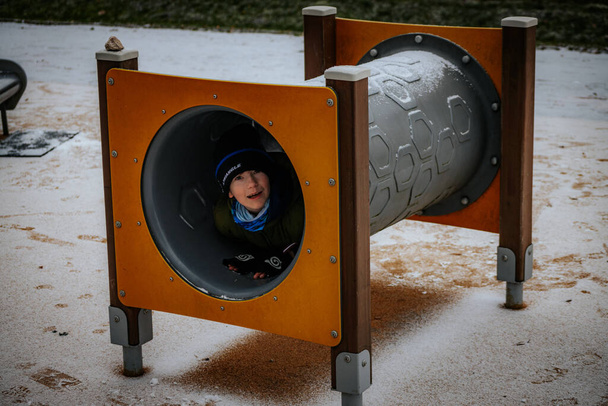 子供と冬の遊び場 - 写真・画像