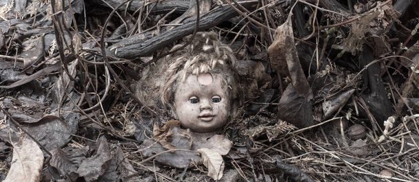 地面に汚れた怖い人形 - 写真・画像