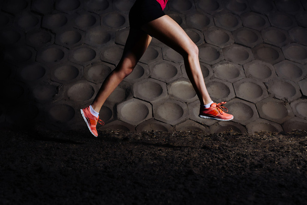 Kaupunkikohtauksessa juokseva nainen
 - Valokuva, kuva