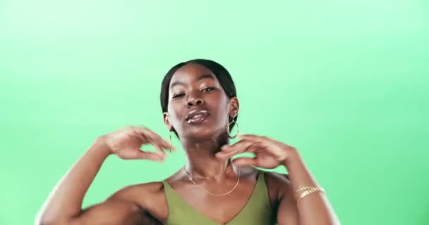 Arc, boldogság és tánc fekete nővel, zöld képernyő vagy kifejezés a stúdió hátterében. Portré, afrikai személy vagy modell energiával, izgatott vagy ostoba mozgással, buta és mockup hely. - Felvétel, videó