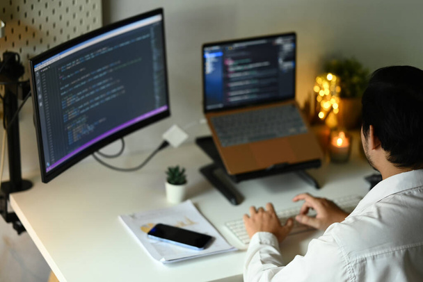 Mannelijke programmeurs ontwikkelen website ontwerp en codering technologieën op modern kantoor. - Foto, afbeelding