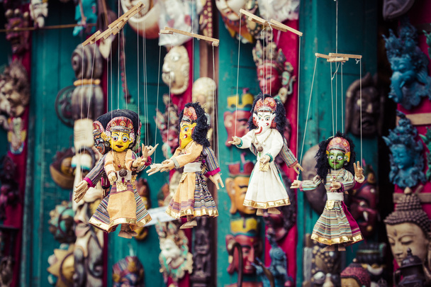 Máscaras, muñecos y recuerdos en la tienda de la calle en la plaza Durbar en Ka
 - Foto, imagen