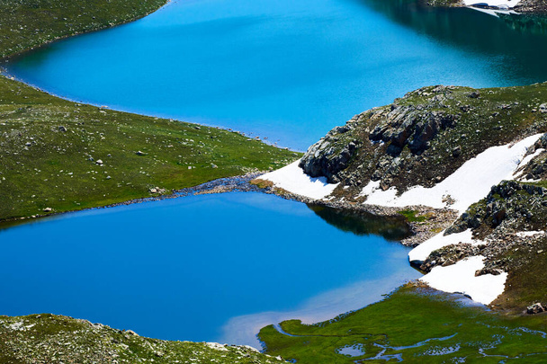 Piękne niebieskie jeziora górskie na dużej wysokości. Piękne górskie krajobrazy. Dolina jezior w wąwozie Kensu w Kazachstanie. region Ałmaty. - Zdjęcie, obraz