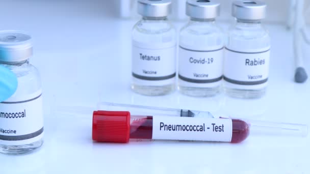 Vacuna antineumocócica en un vial, inmunización y tratamiento de la infección, experimento científico - Metraje, vídeo