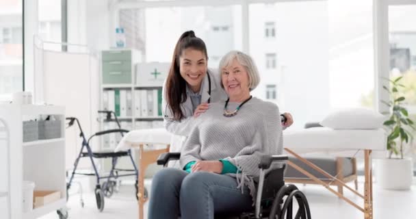 Happy, senior zorg en vrouw met een handicap en arts voor gezondheidszorg, ondersteuning en advies. Glimlach, liefde en gezicht portret van een medisch medewerker en oudere patiënt in een rolstoel in een kliniek. - Video