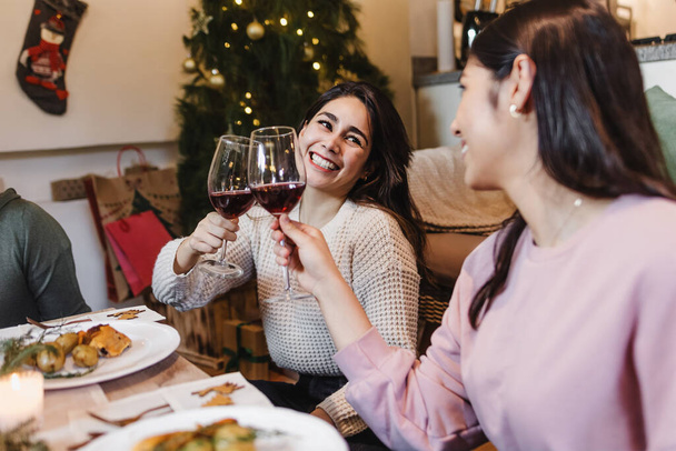 Latinalaiset ystävät naiset kohottamassa maljaa viinilasilla jouluksi tai kiitospäiväksi Meksikossa Latinalainen Amerikka - Valokuva, kuva