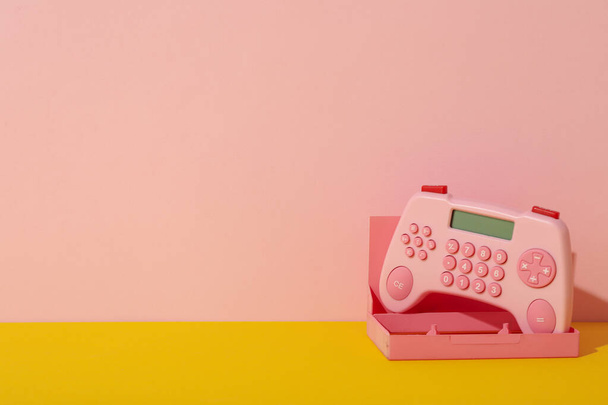 Calculator en cassette behuizing op roze achtergrond, ruimte voor tekst - Foto, afbeelding