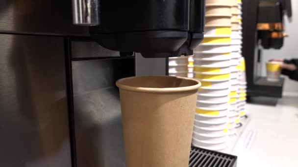 Stockholm, Švédsko Člověk dostane kávu s mlékem z kávovaru v papírovém kelímku - Záběry, video