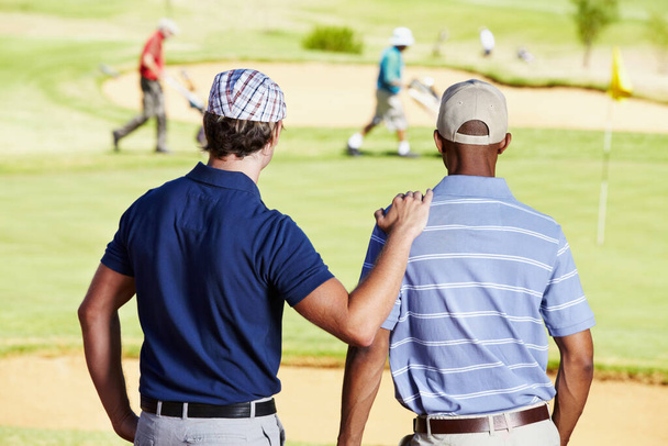 Kunto, golf ja urheilijat keskustelevat kentän kirjoittamisesta muistiinpanoja kilpailuun tai turnausstrategiaan. Urheilu, hymy ja ammattimaiset onnelliset miespelaajat puhuvat harrastuksen ulkoilukurssilla - Valokuva, kuva