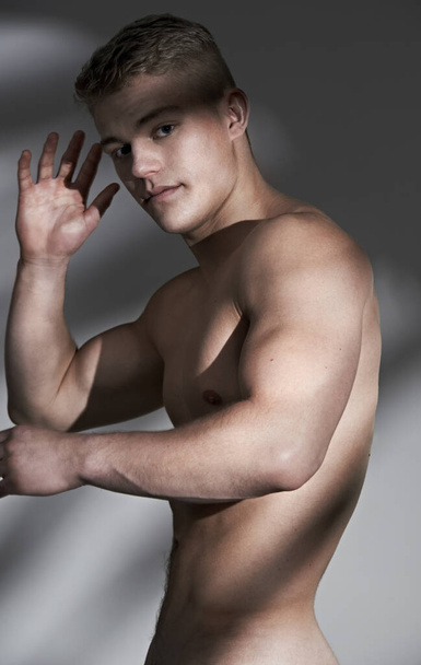 Άνδρας, τόπλες και μυς σε στούντιο πορτρέτο, χέρι ή ευεξία για υγιές σώμα από λευκό φόντο. Πρόσωπο, shirtless μοντέλο και άσκηση για bodybuilder με υπερηφάνεια, ισχυρή ή ανάπτυξη για την αισθητική. - Φωτογραφία, εικόνα
